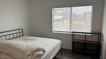 3 slaapkamers, een strijkplank/strijkijzer, reisbedje, wifi