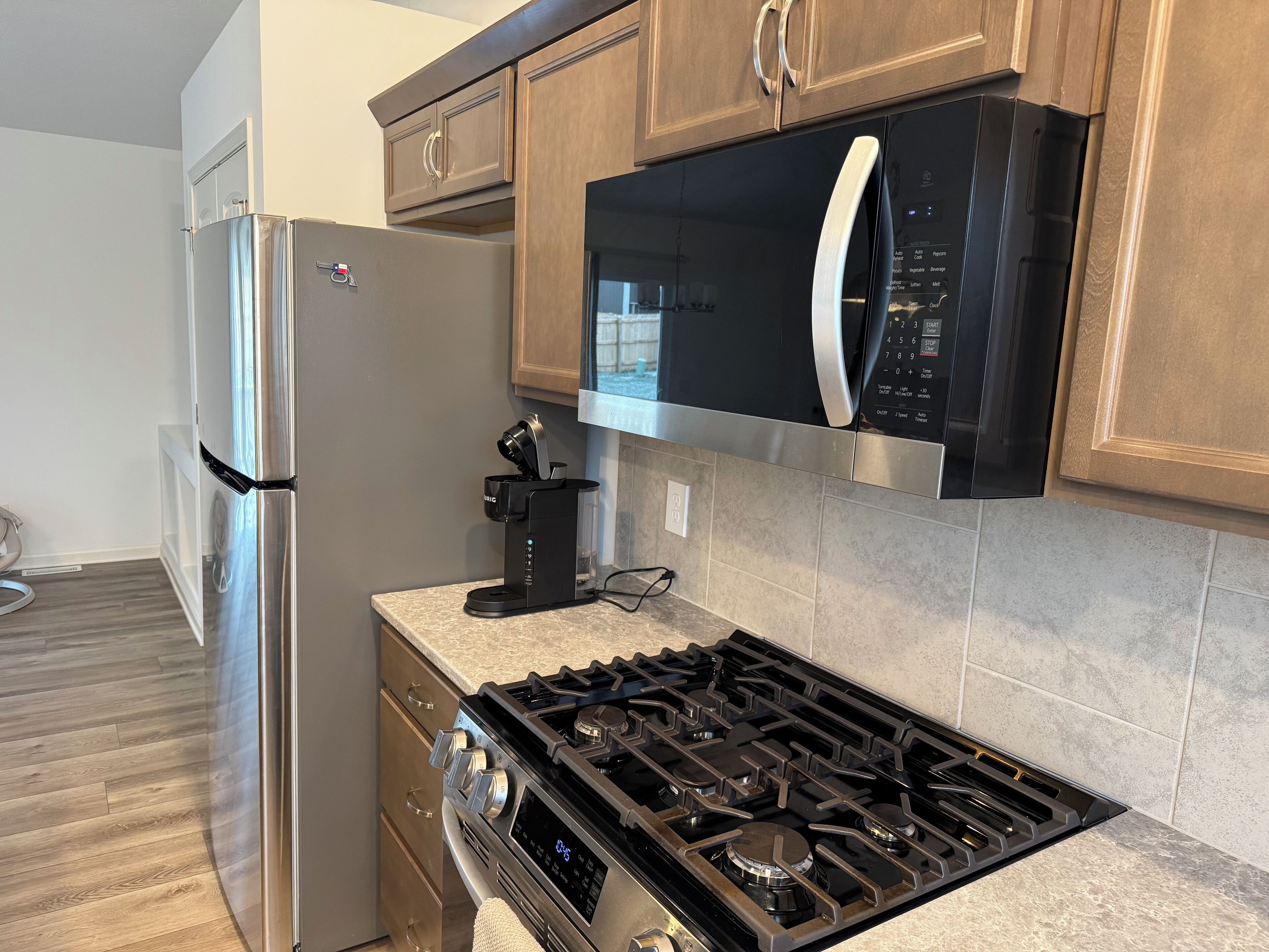 Refrigerador, microondas, horno y parrilla de estufa 