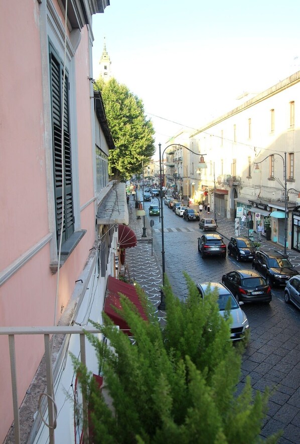 A narrow street with parked cars and buildings on both sides. - pompei suite via roma 16 (Pompei)