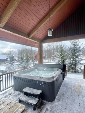 Outdoor spa tub - Charming Mountaintop Cabin with Ski In/Out, Golf Simulator, New Hot Tub & Arcade (McHenry)