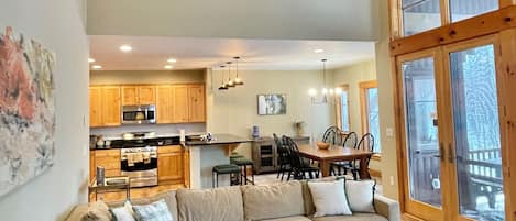 Téléviseur connecté, foyer, jeux vidéo, table de baby-foot