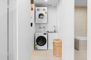 Apartment | Bathroom | Towels - Seaside Retreat With Parking and Balcony (Sydney)