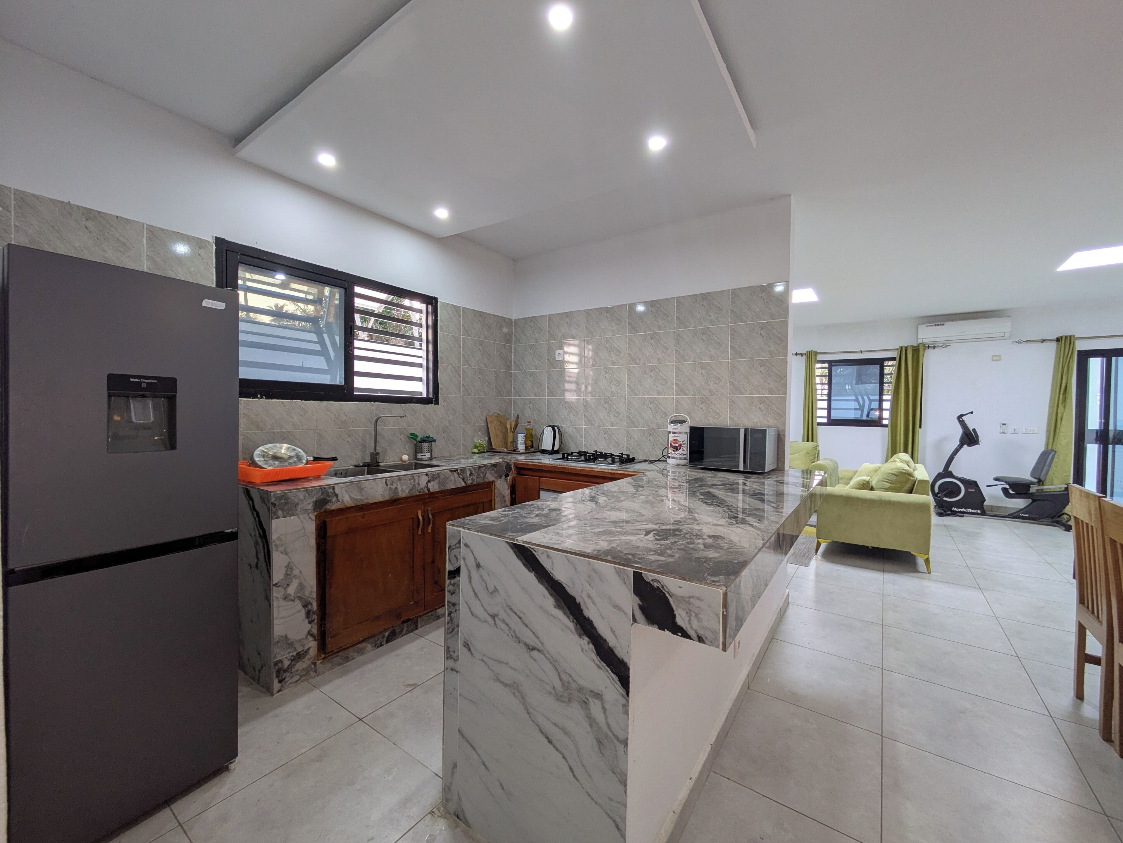 Frigorifero, microonde, piano cottura, bollitore elettrico