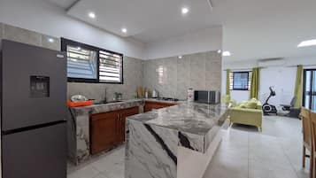 Frigorifero, microonde, piano cottura, bollitore elettrico