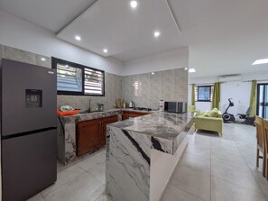 ثلاجة، ميكروويف، موقد طهي مسطح، غلّاية كهربائية