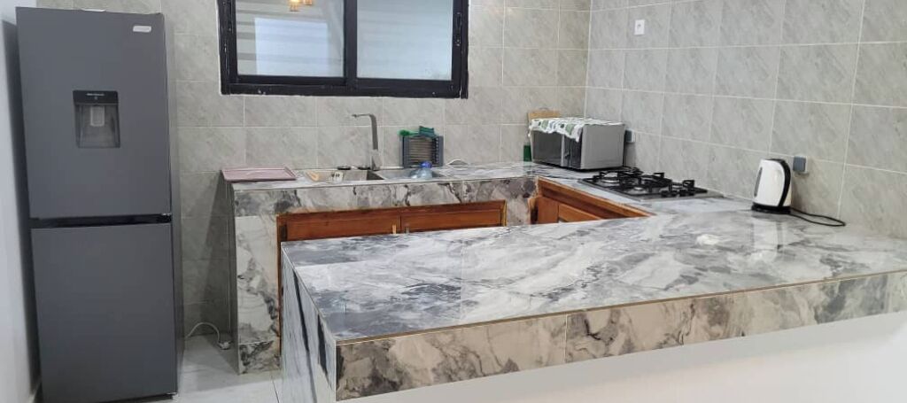 Réfrigérateur, micro-ondes, plaque de cuisson, bouilloire électrique