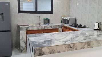 KĂŒhlschrank, Mikrowelle, Herdplatte, Wasserkocher