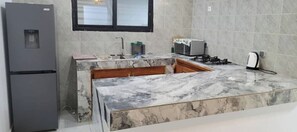 Fridge, microwave, stovetop, electric kettle - Villa Djilé (Jacqueville)