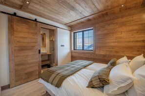 Tabla de planchar con plancha, cuna de viaje, wifi y ropa de cama