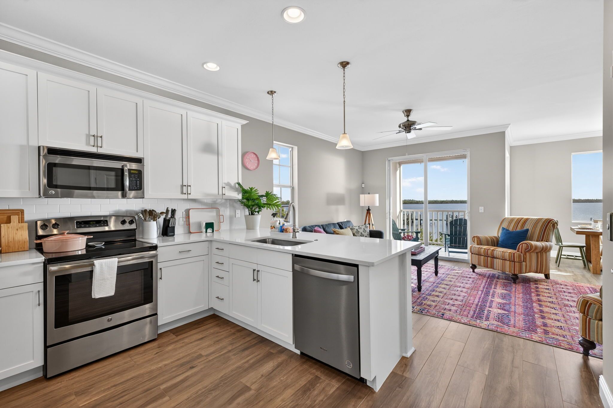 Four à micro-ondes, un four, surface de cuisson, lave-vaisselle