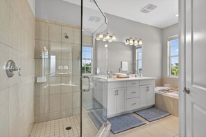 Shower, hair dryer, towels, soap - Luxury Oceanfront Island Oasis - Fish, Kayak, Paddleboard - Old Forida Charm (Matlacha)