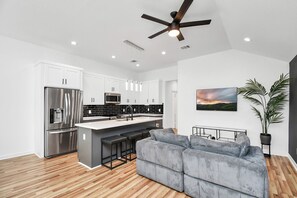 Microwave, oven, stovetop, dishwasher - Luxury 3br Close To DTWN/NRG/Medical Center (Houston)