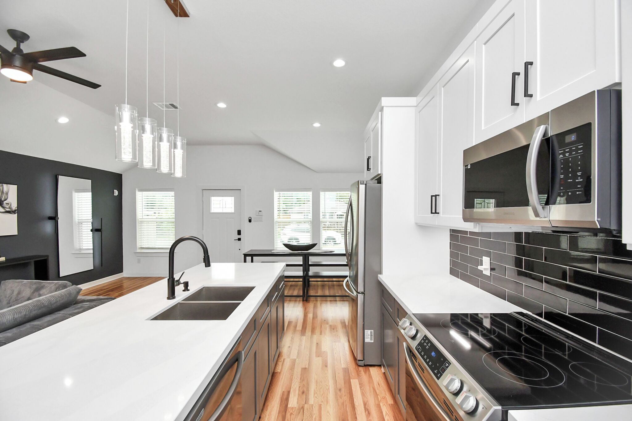 Microondas, horno, placa de cocina y lavavajillas