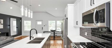 Mikrobølgeovn, ovn, kokeplater og oppvaskmaskin