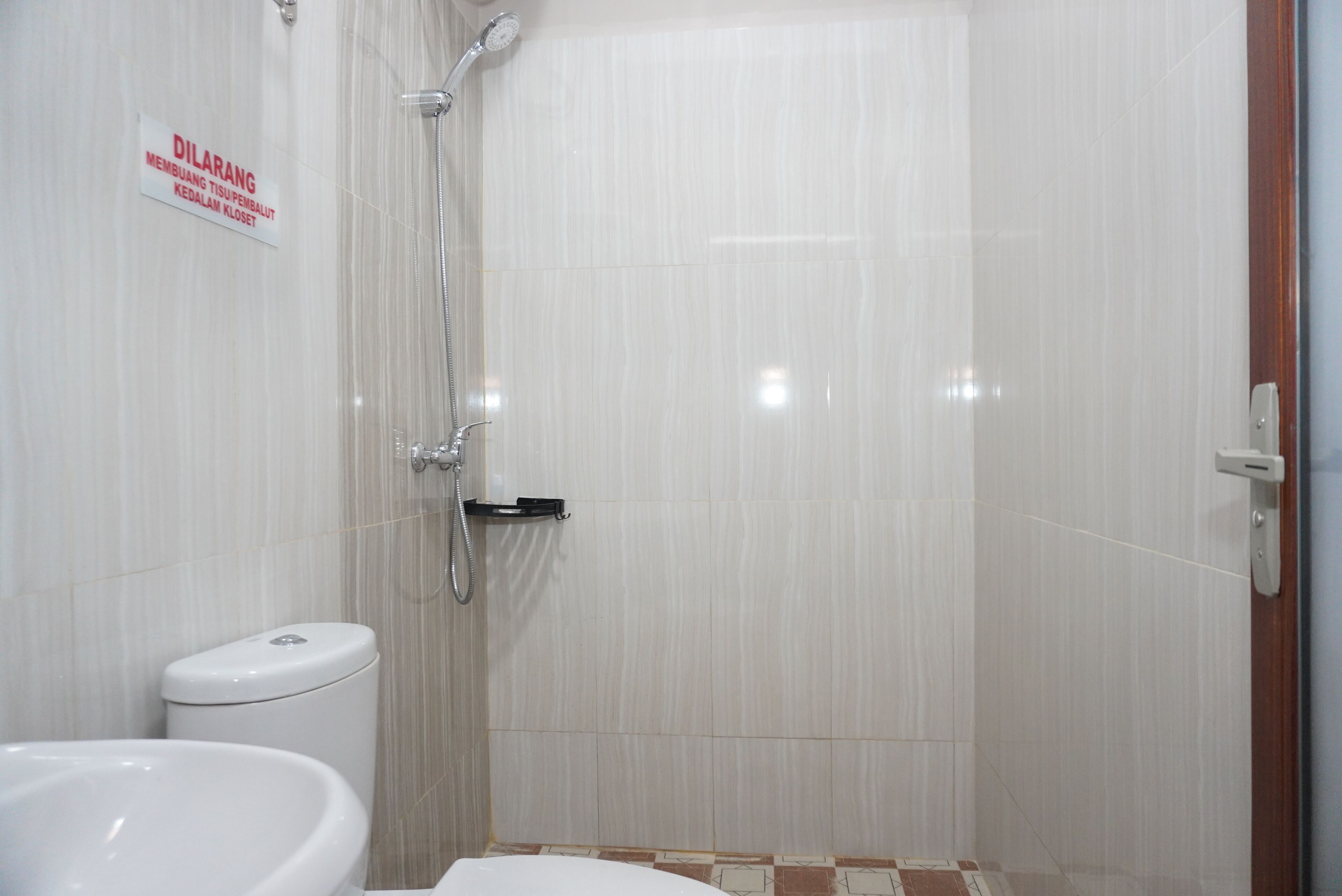 Shower, free toiletries, bidet, towels