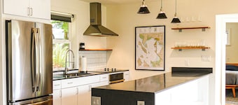 Cozy Getaway 2-bedroom cottage in charming Lummi Island