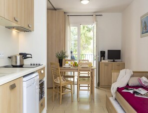 House | Dining - Sea-view Holiday Home in Solenzara (Sari-Solenzara)