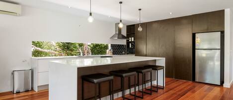 Een koelkast, een magnetron, een oven, een kookplaat