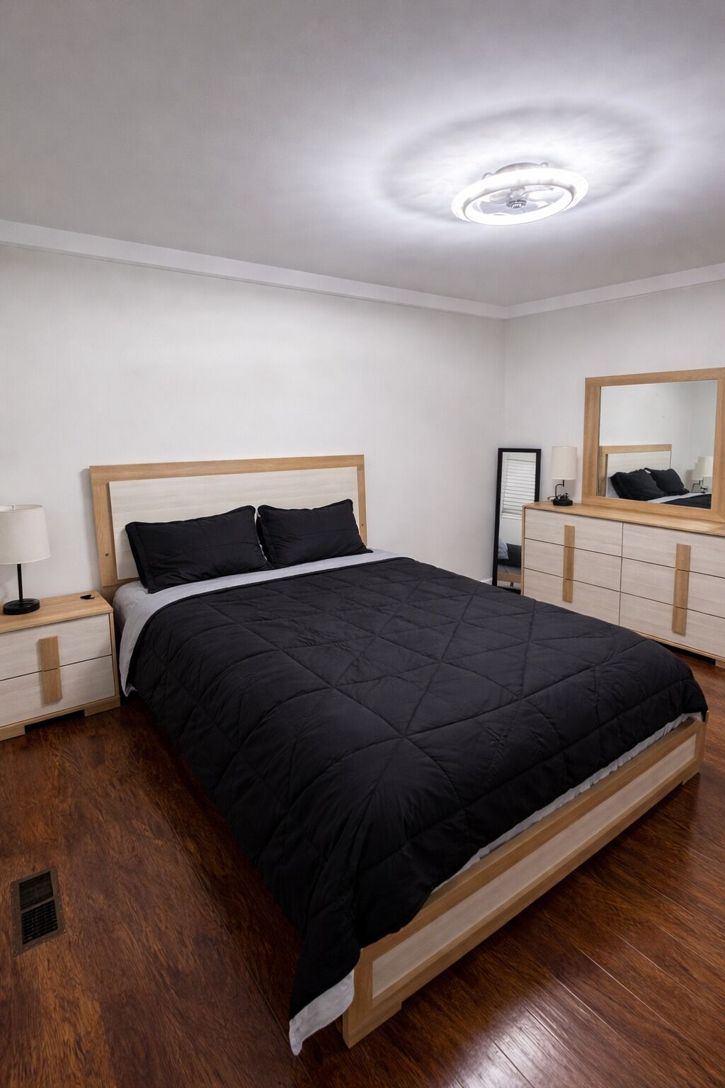 3 habitaciones, tabla de planchar con plancha, wifi y ropa de cama 