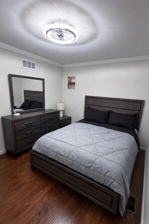 3 bedrooms, iron/ironing board, WiFi, bed sheets - Luxury Modern House Amazing location (Sterling Heights)