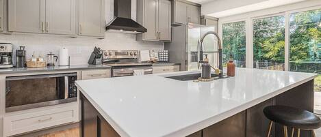 ثلاجة، ميكروويف، غسالة أطباق، ماكينة لصنع القهوة/الشاي