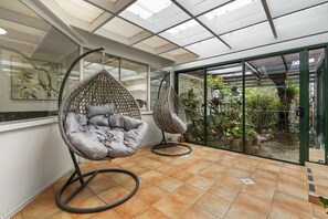 Apartment | Balcony - Family Home Near North Brisbane Parks (Brisbane)