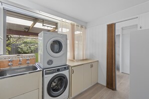 Apartment | Bathroom - Family Home Near North Brisbane Parks (Brisbane)
