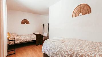 2 عدّة غرف نوم ومكواة/لوح كي