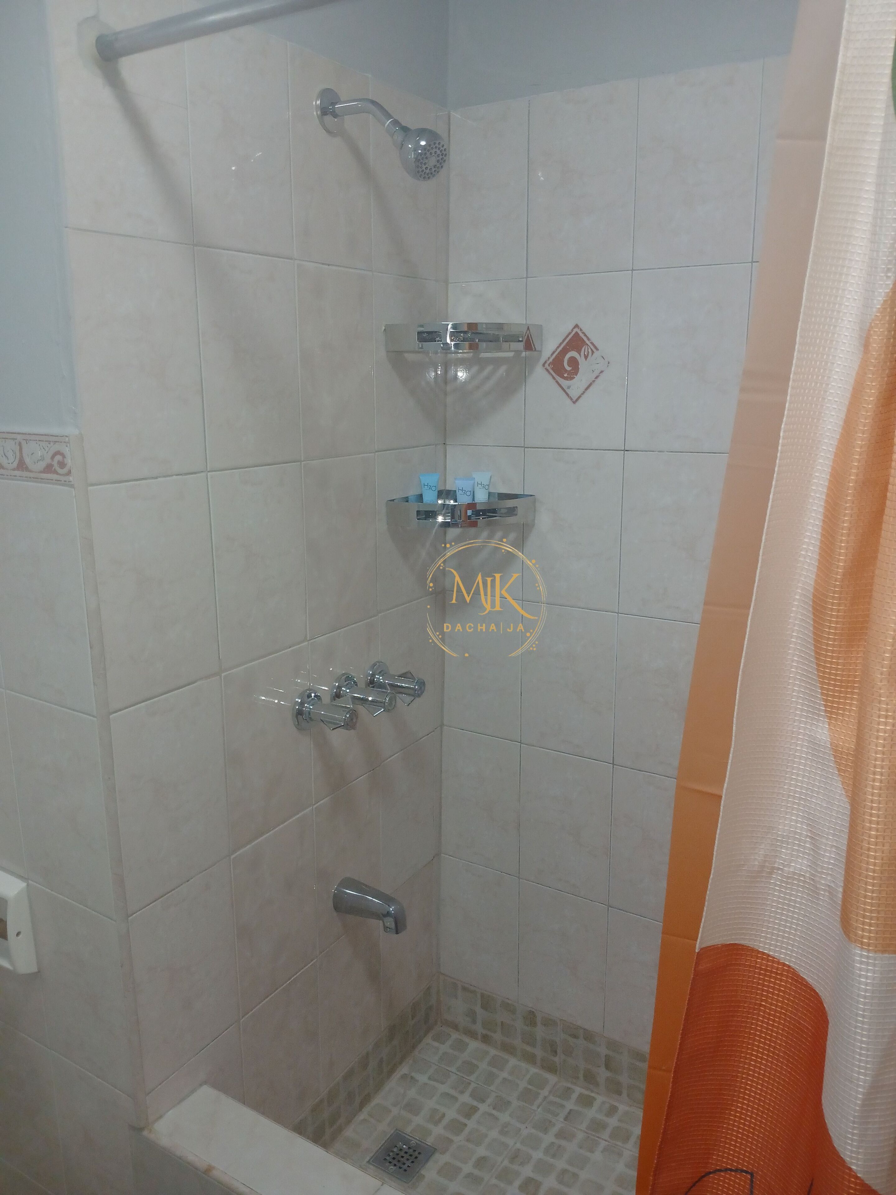 Eine Dusche mit drei Handbrausen.