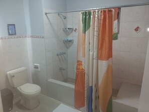 Serviettes fournies, savon, papier de toilette