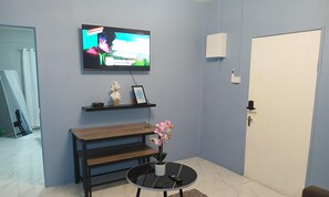 Interior - Cozy 1-bedroom house Kingston, private entrance, own amenities with AC (Kingston)