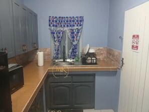 Fridge, microwave, oven, stovetop - Cozy 1-bedroom house Kingston, private entrance, own amenities with AC (Kingston)