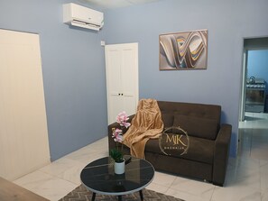 TV - Cozy 1-bedroom house Kingston, private entrance, own amenities with AC (Kingston)