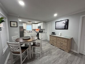 Dining - Cozy house in Dothan, minutes from Civic Center, shopping and fine dining (Dothan)