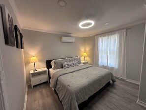 2 عدّة غرف نوم ومكواة/لوح كي وواي فاي وملاءات أسرّة