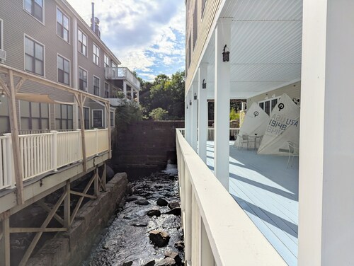 The Optimist Guesthouse 2 - BRAND NEW Luxury Downtown Camden Apartment