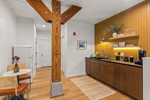 Microwave - The Optimist Guesthouse 2 - BRAND NEW Luxury Downtown Camden Apartment (Camden)