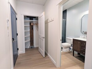 Assecador de cabells, tovalloles, sabó i paper higiènic 