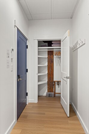 Interior - The Optimist Guesthouse 2 - BRAND NEW Luxury Downtown Camden Apartment (Camden)