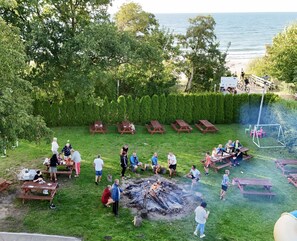 Outdoor dining - Beachfront Holiday Homes, Attractions for Children (Ustronie Morskie)