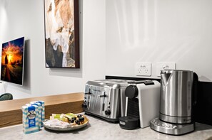 Private kitchen - Stylish 3-bed Townhouse in Vibrant Fitzroy (Melbourne)