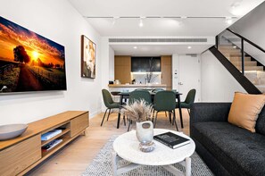 Living area - Stylish 3-bed Townhouse in Vibrant Fitzroy (Melbourne)