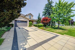 Property grounds - Spacious two bedrooms  basement apartment in a luxiary house. (Toronto)