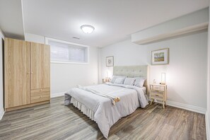3 bedrooms, Internet, bed sheets - Spacious two bedrooms  basement apartment in a luxiary house. (Toronto)
