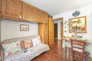 Standard Apartment, Multiple Bedrooms (Sestriere Panorama) | Living area