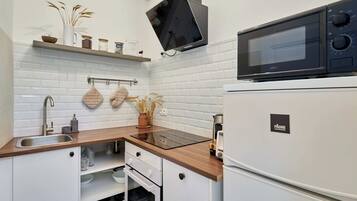 Apartamento | Cozinha privada | Geladeira, micro-ondas, fogão, cooktop