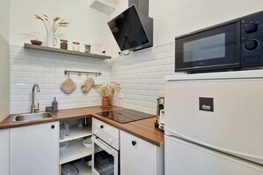 Apartamento | Cozinha privada | Geladeira, micro-ondas, fogão, cooktop