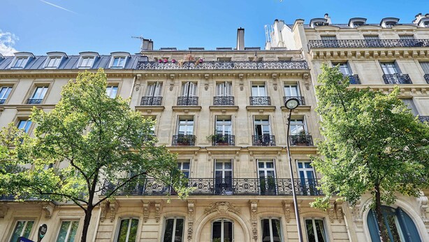 A multi-story building with ornate balconies and large windows. - Elegant Flat - Porte Maillot-arc de Triomphe (Paris)
