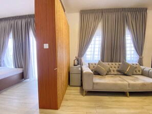 Appartamento Superior, balcone | Una scrivania, postazione laptop, Wi-Fi gratuito