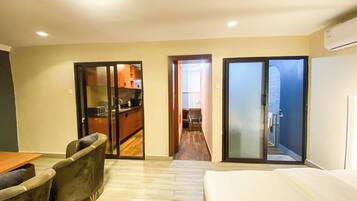 Escritorio, espacio para trabajar con laptop y wifi gratis